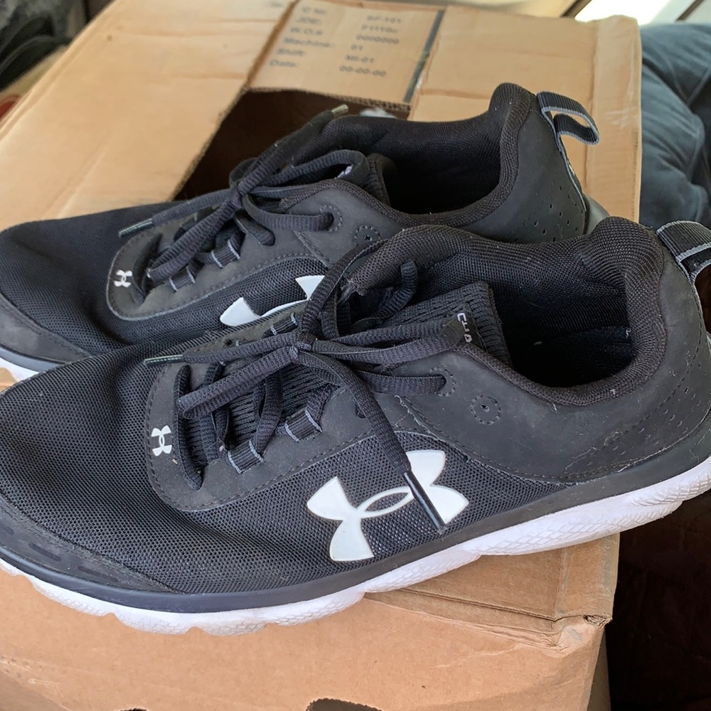 Tennis shoes